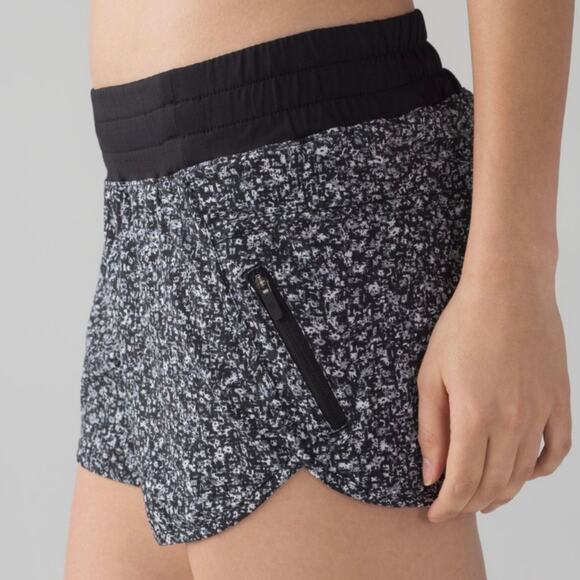 LULULEMON Tracker Short IV Daisy Dust Alpine White Black 4 - Picture 2 of 9